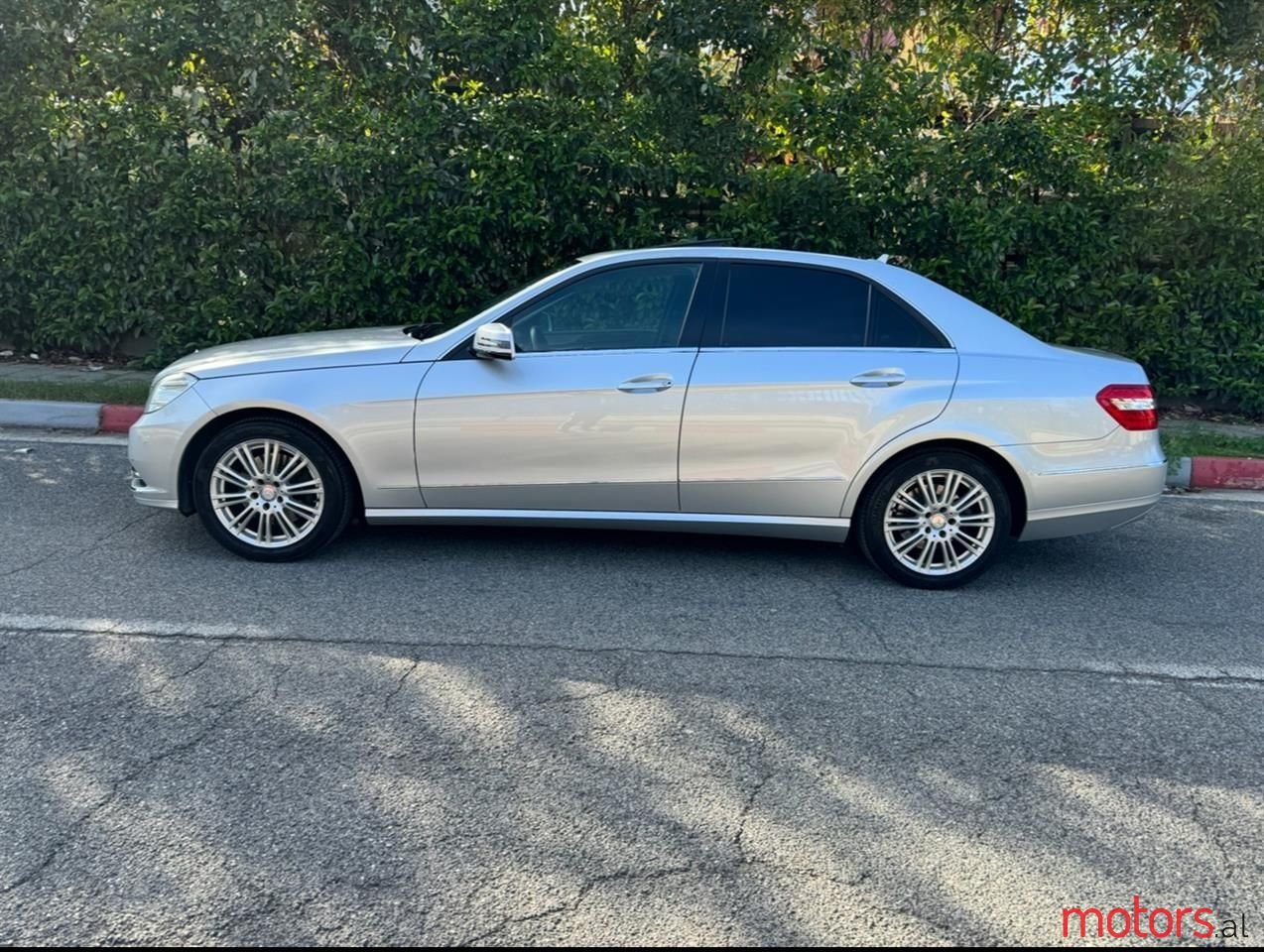 2011' Mercedes-Benz E 300 photo #3