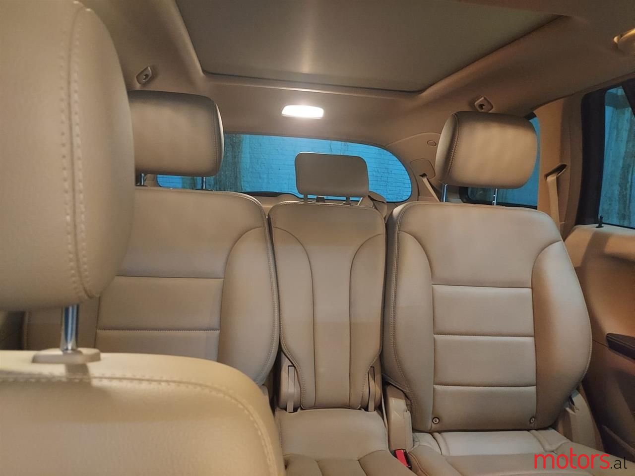 2011' Mercedes-Benz R 350 photo #6