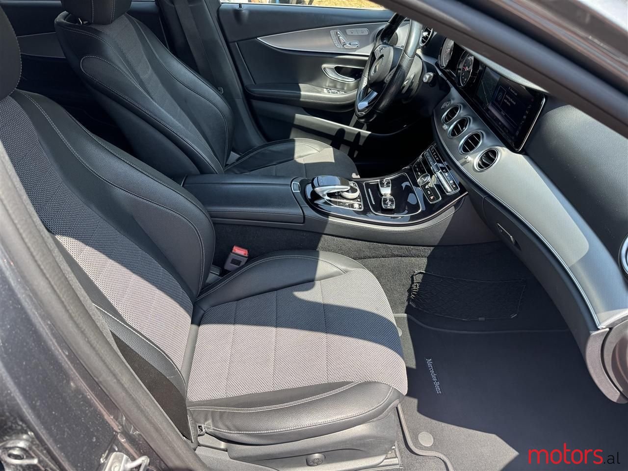 2017' Mercedes-Benz E 220 photo #2