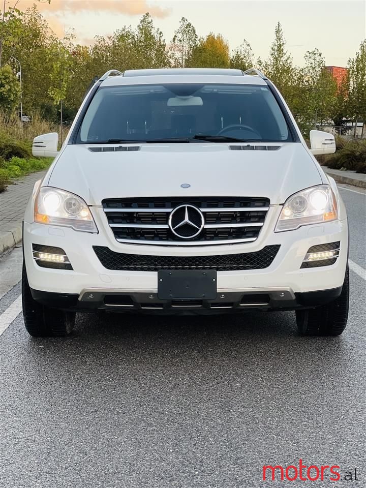 2011' Mercedes-Benz 300 photo #3