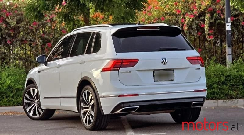 2019' Volkswagen Tiguan photo #3