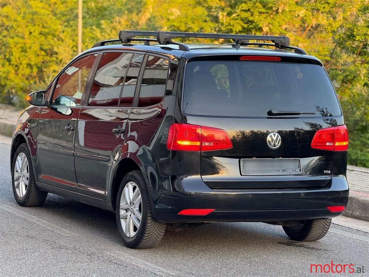 2011' Volkswagen Touran photo #4