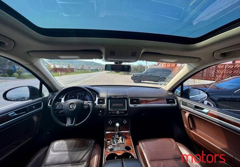 2013' Volkswagen Touareg photo #6