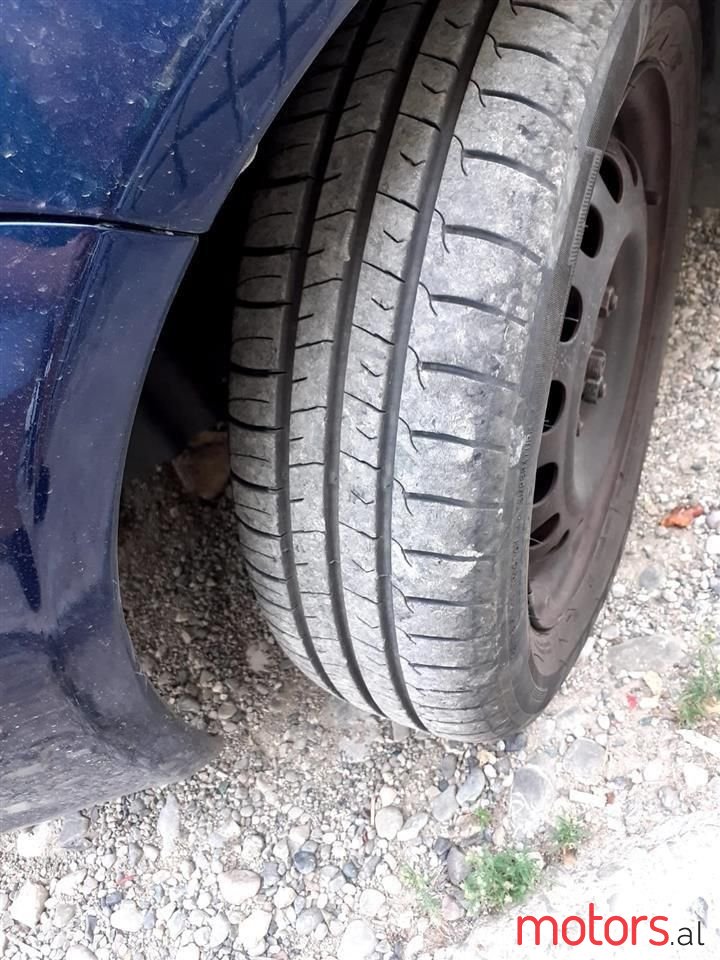 2002' Toyota Yaris photo #1