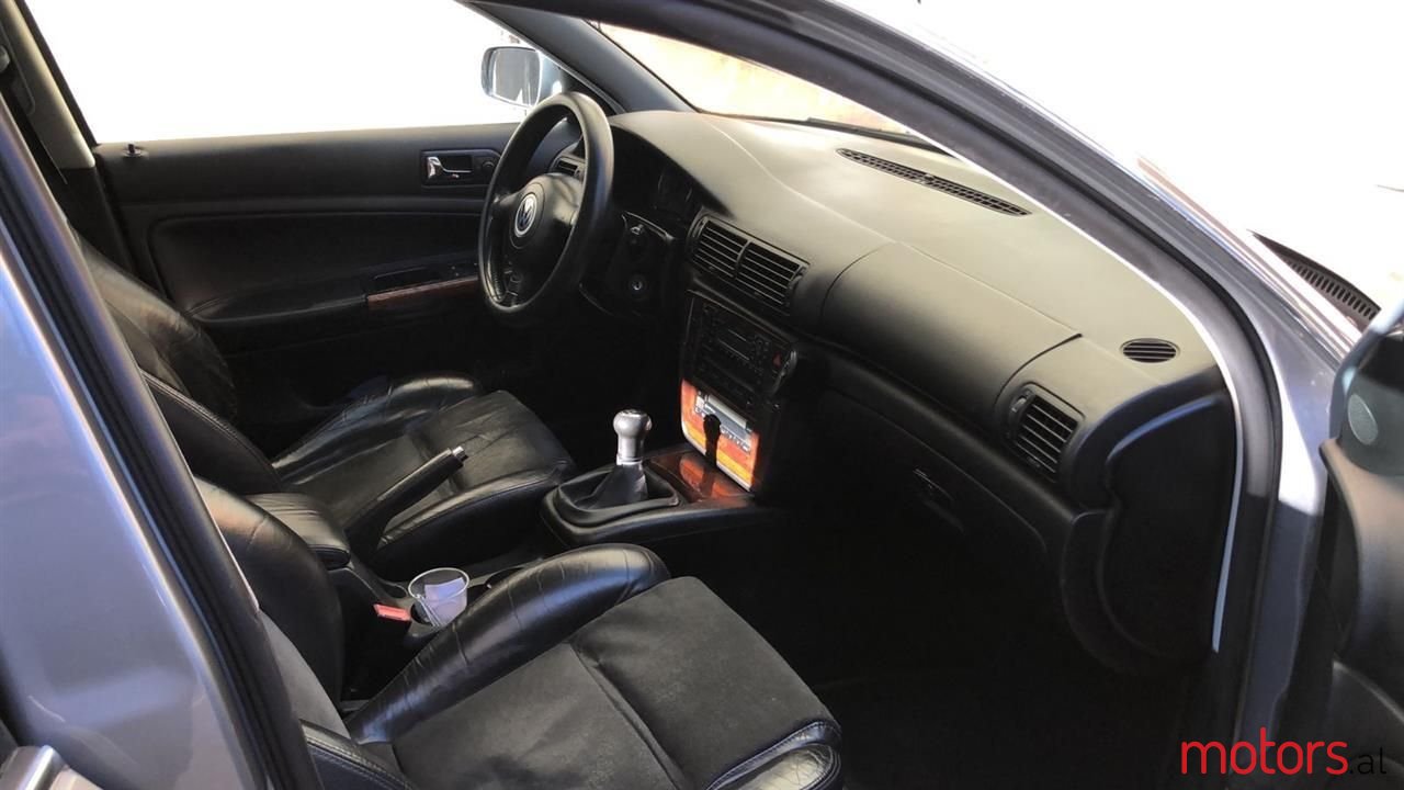 2002' Volkswagen Passat photo #4