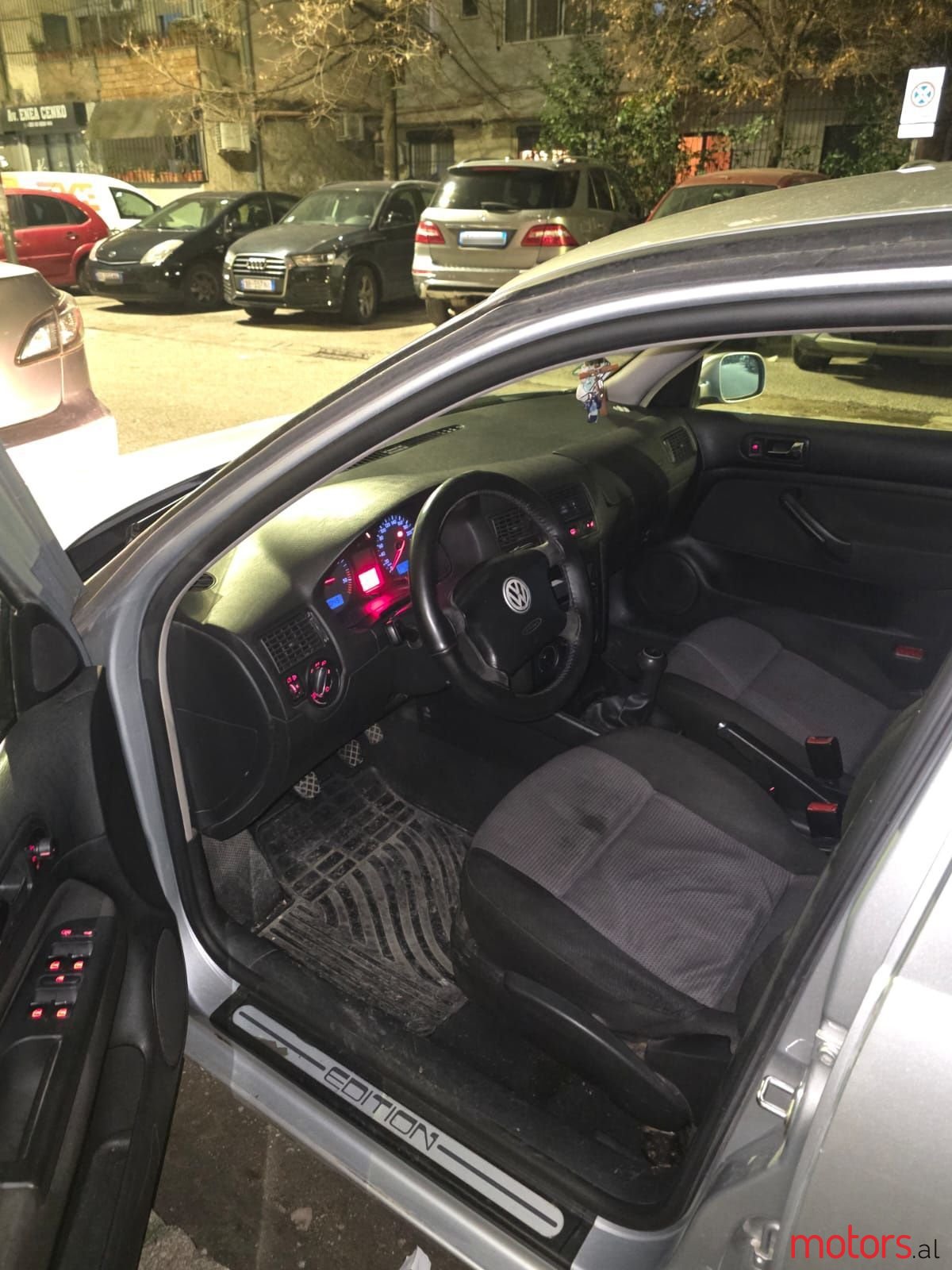 2002' Volkswagen Golf photo #3