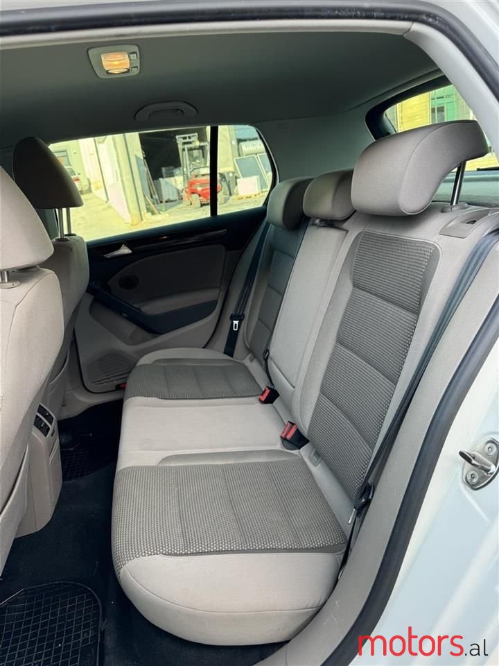 2010' Volkswagen Golf photo #2