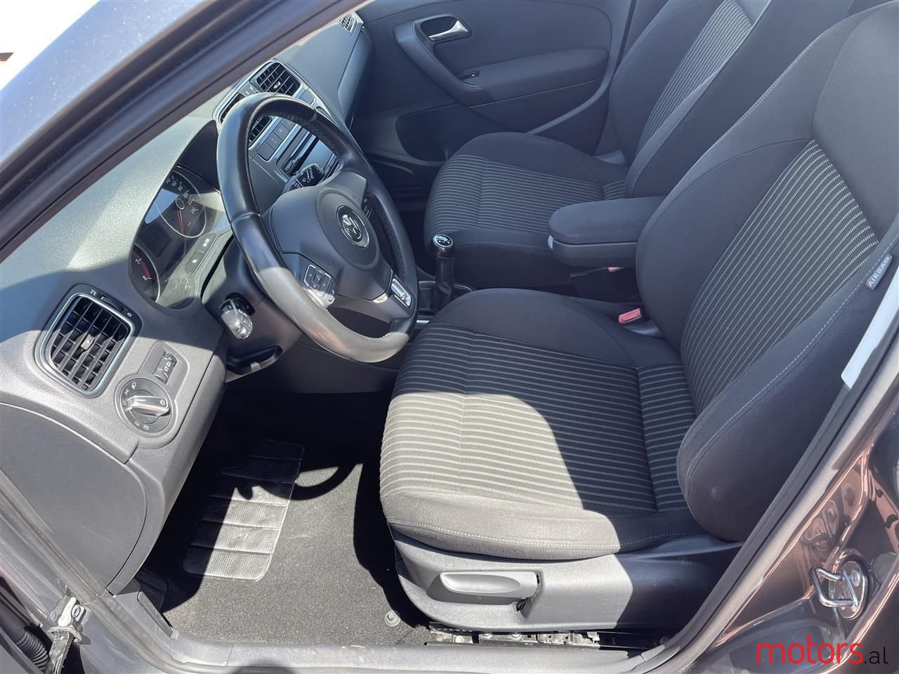 2010' Volkswagen Polo photo #4