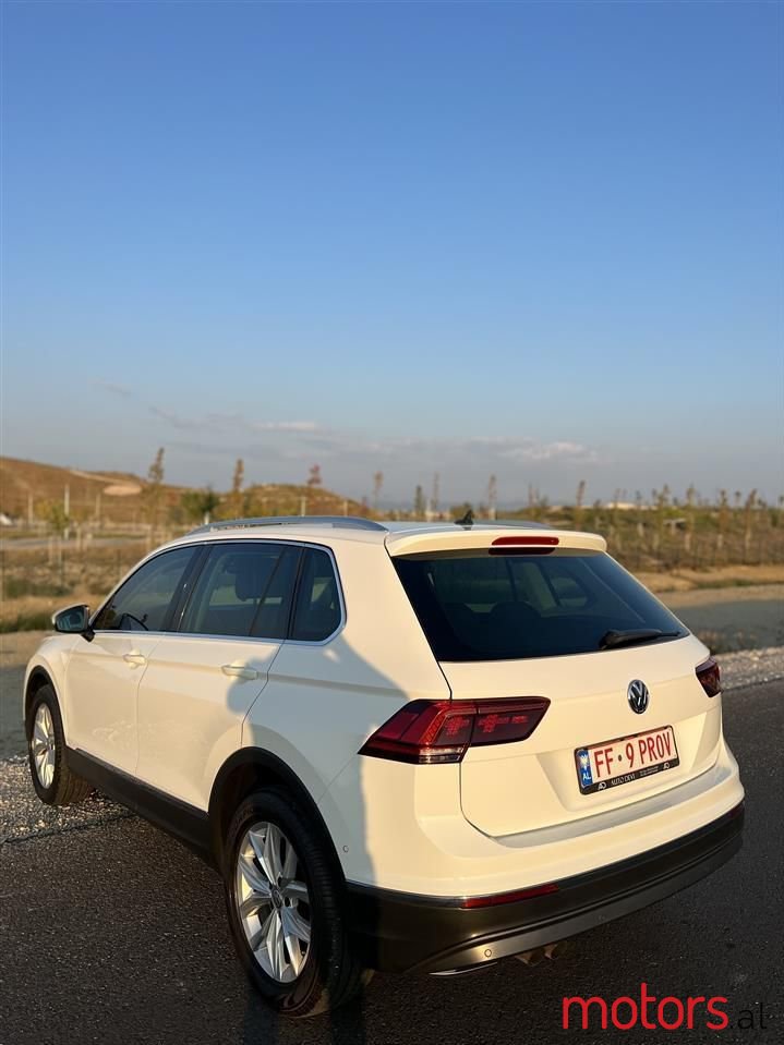 2017' Volkswagen Tiguan photo #5