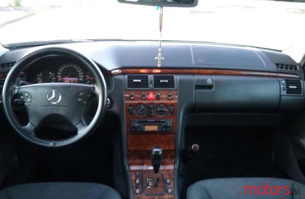 2002' Mercedes-Benz E 220 photo #1
