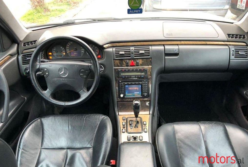 2001' Mercedes-Benz 320 photo #1