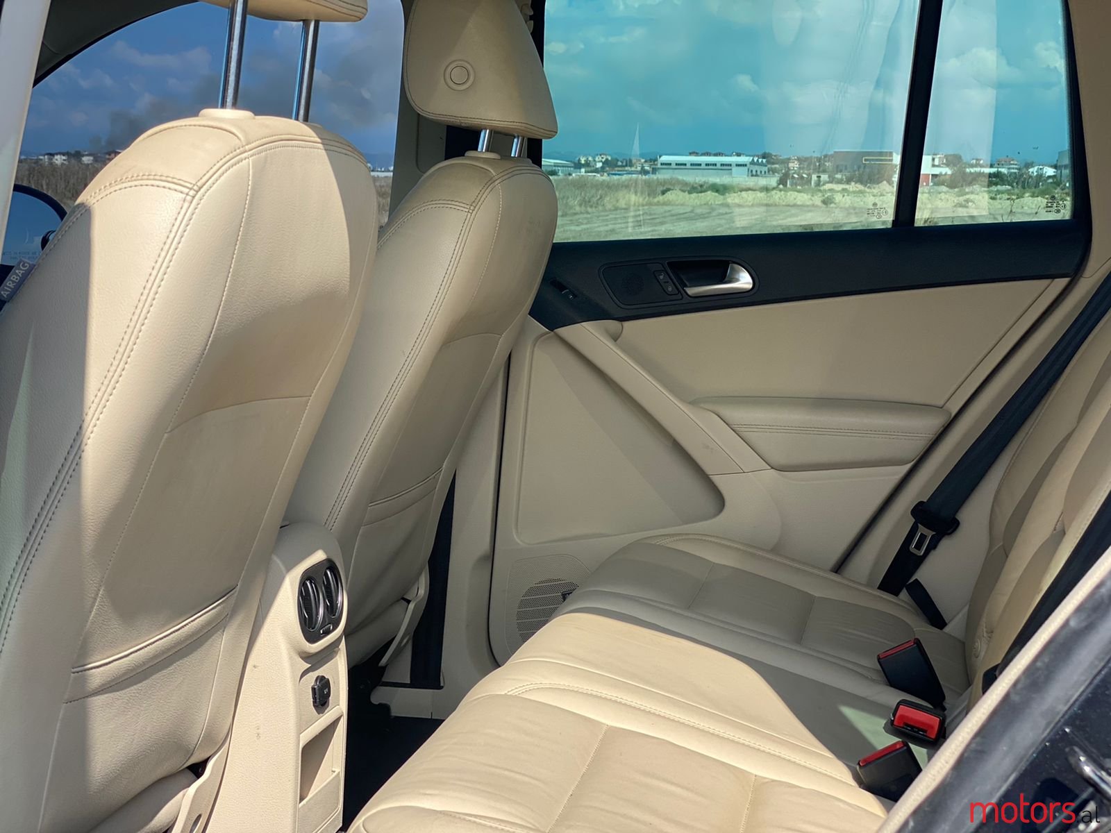 2011' Volkswagen Tiguan photo #4