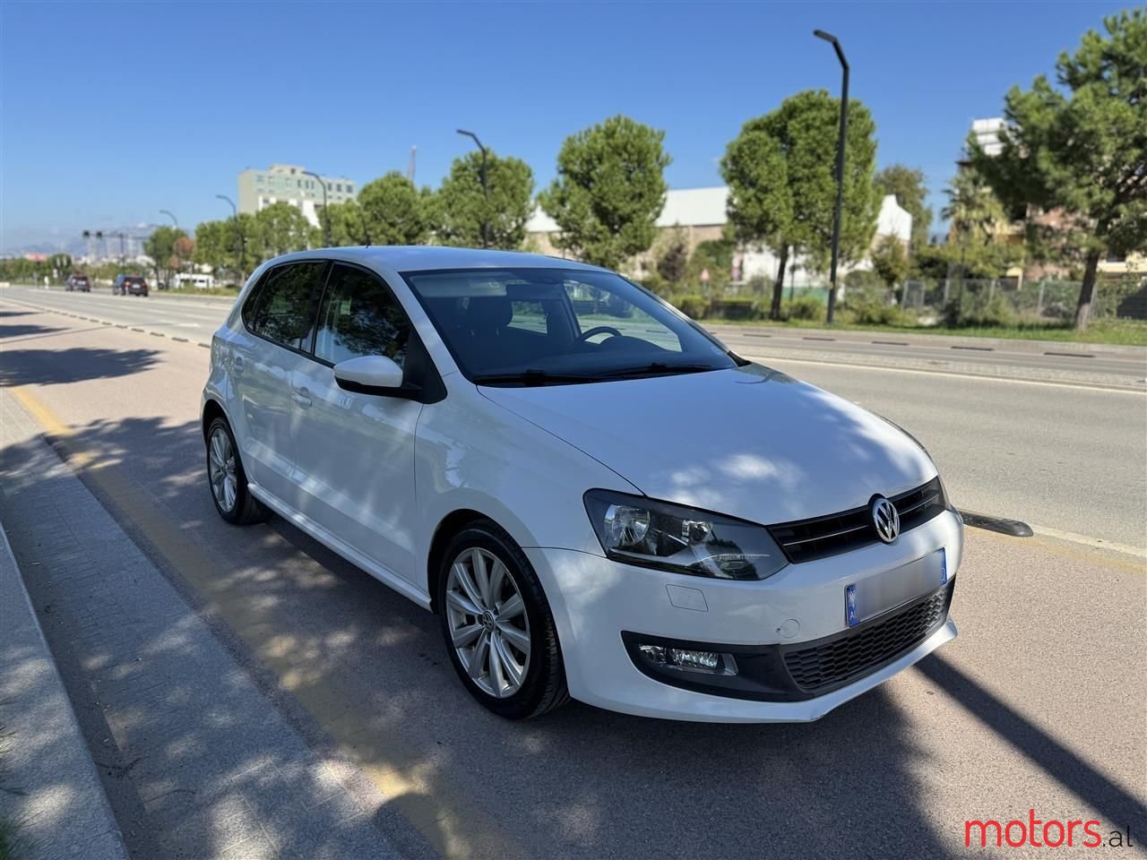 2011' Volkswagen Polo photo #1