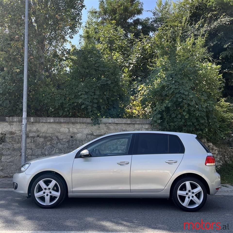 2011' Volkswagen Golf photo #1