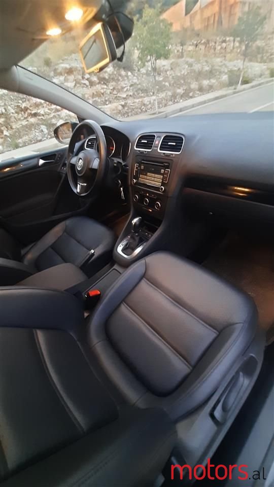 2011' Volkswagen Golf photo #3