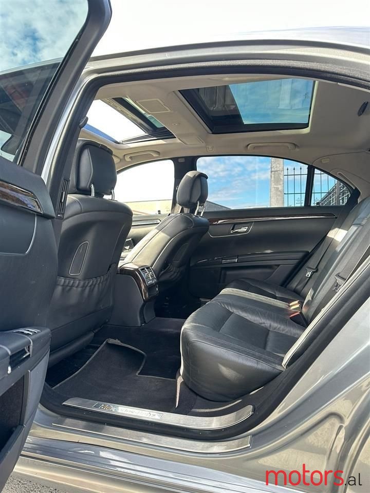 2011' Mercedes-Benz S 400 photo #2