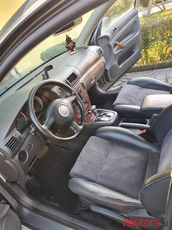 2005' Volkswagen Passat photo #3