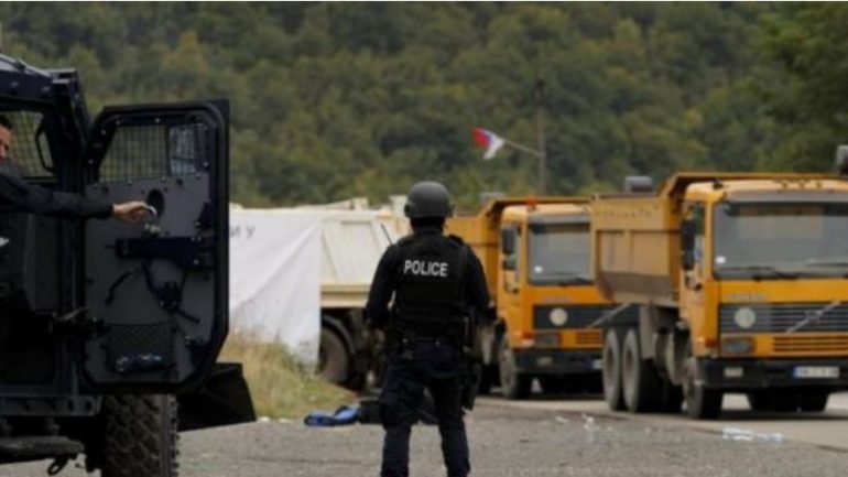Përplasja për targat/ BBC: 50 mijë njerëz në veri refuzojnë institucionet e Kosovës!