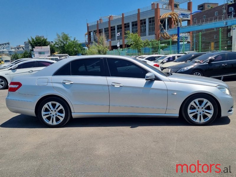 2011' Mercedes-Benz E 220 photo #4