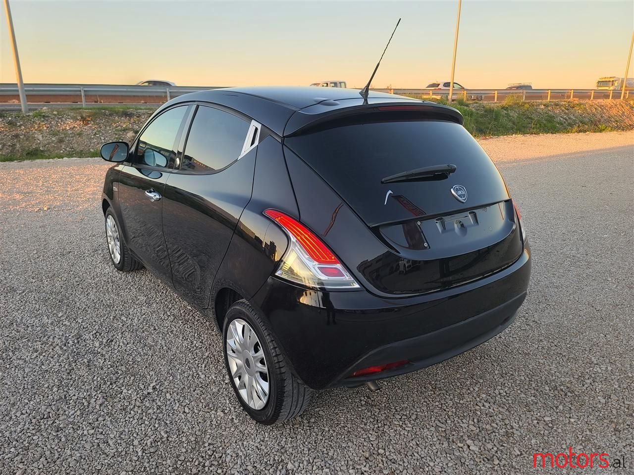 2014' Lancia Ypsilon photo #2
