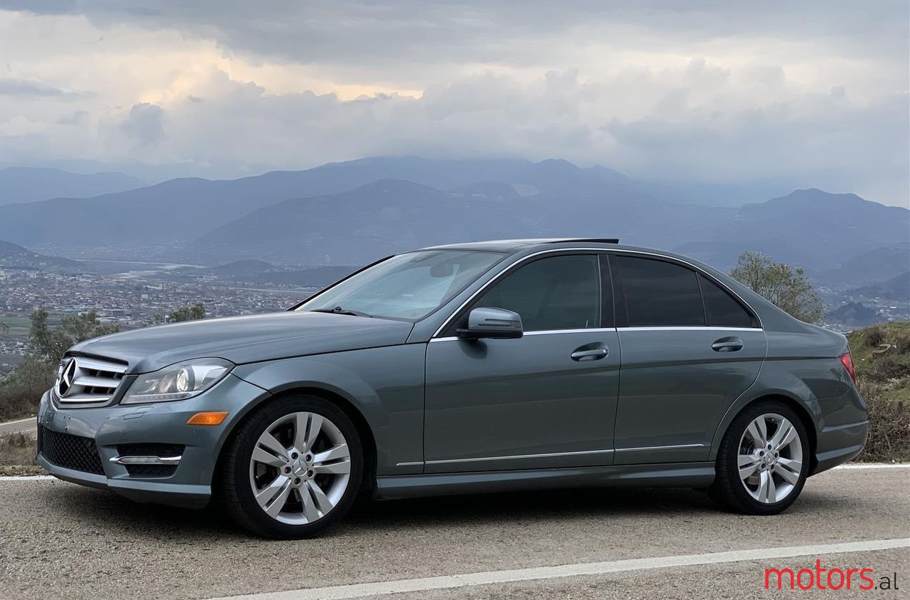 2012' Mercedes-Benz C 300 photo #1