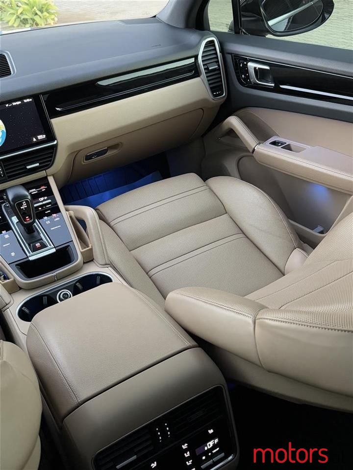 2020' Porsche Cayenne photo #5