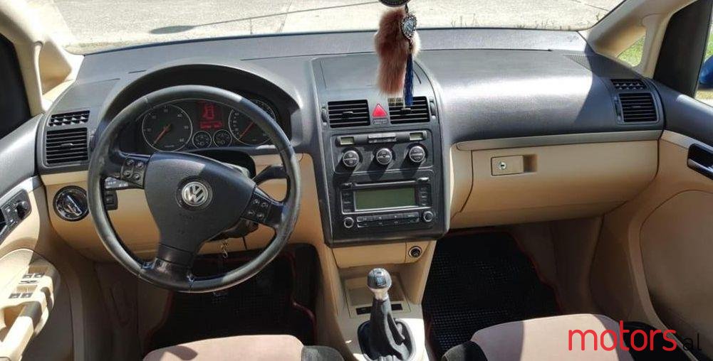 2005' Volkswagen Touran photo #1