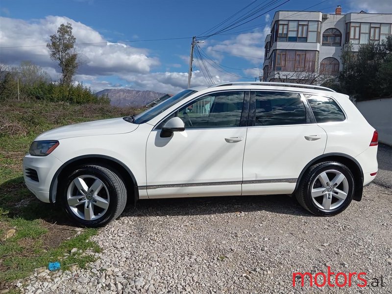 2012' Volkswagen Touareg photo #6