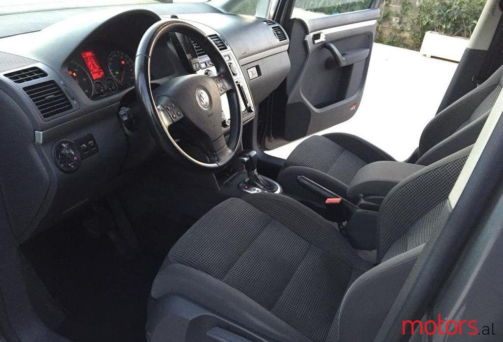 2006' Volkswagen Touran photo #2