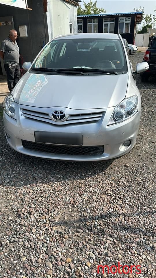 2011' Toyota Auris photo #3