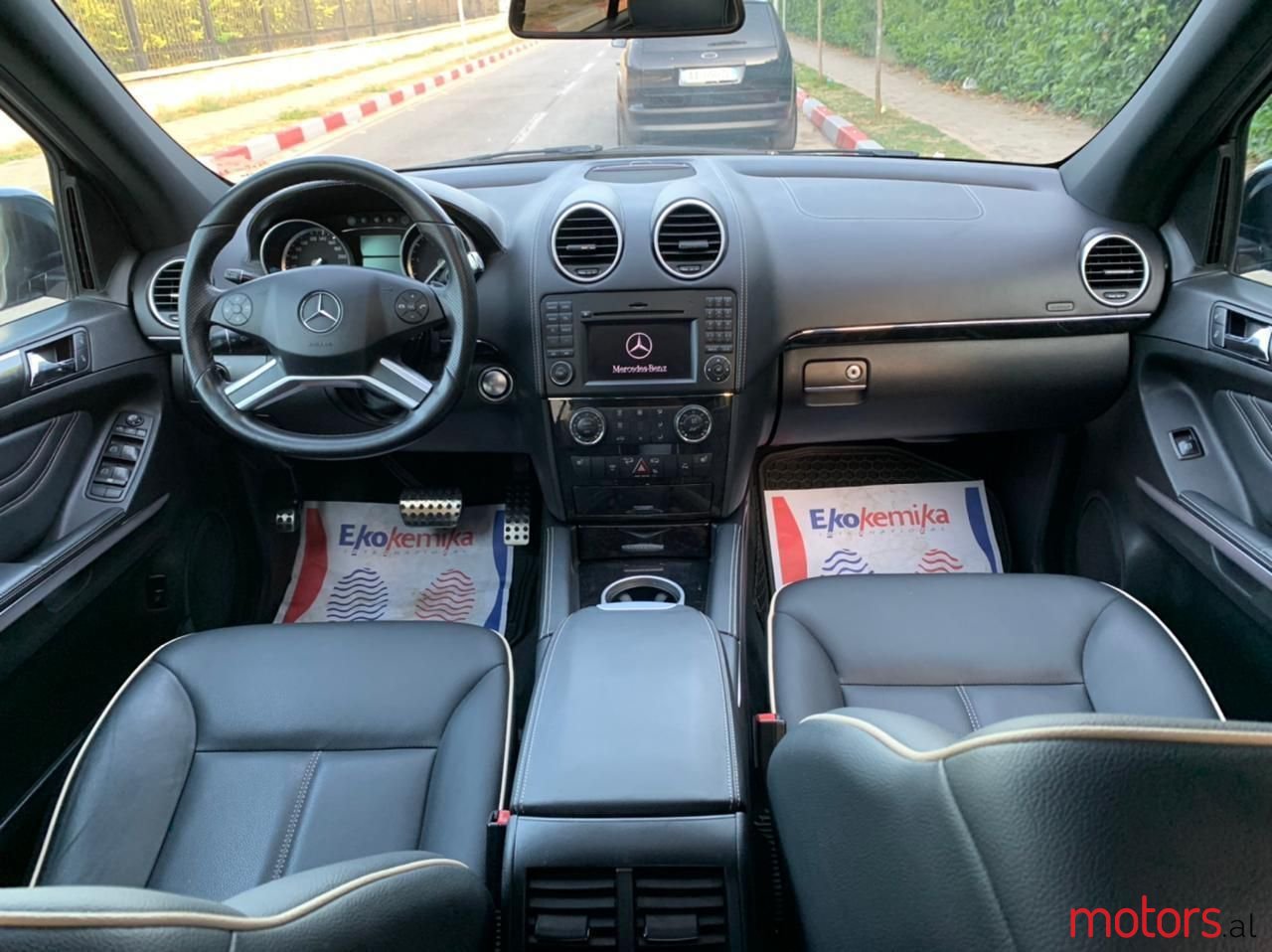 2011' Mercedes-Benz 350 photo #4