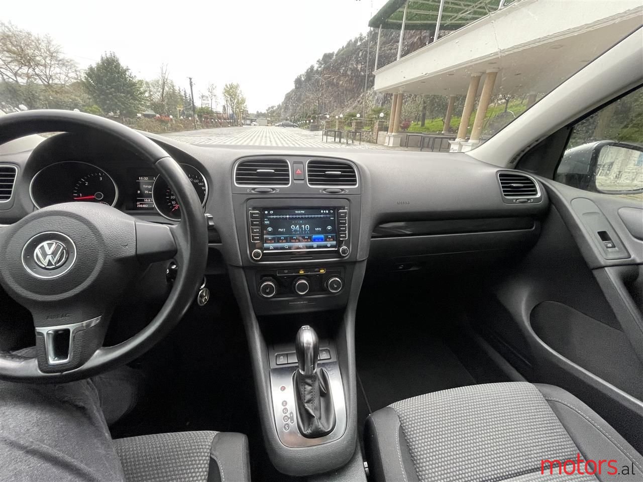 2011' Volkswagen Golf photo #2