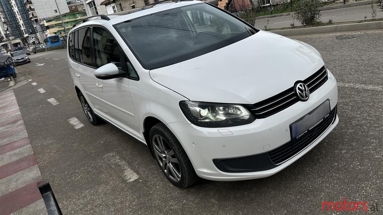 2011' Volkswagen Touran photo #3