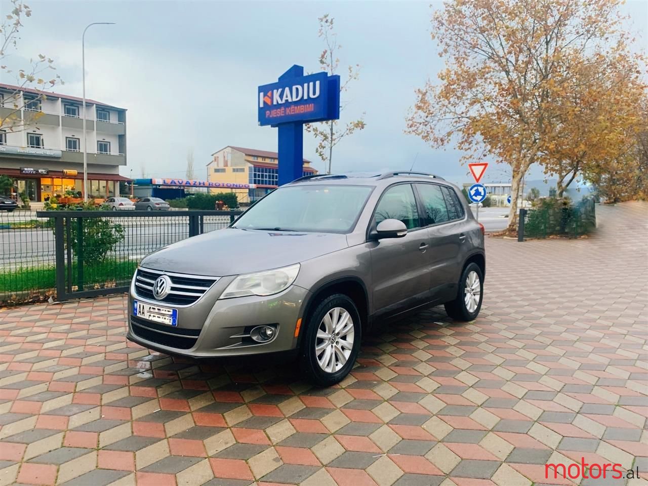 2010' Volkswagen Tiguan photo #1