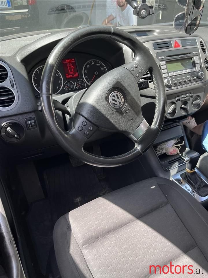 2010' Volkswagen Tiguan photo #2