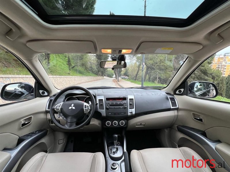 2009' Mitsubishi Outlander photo #2