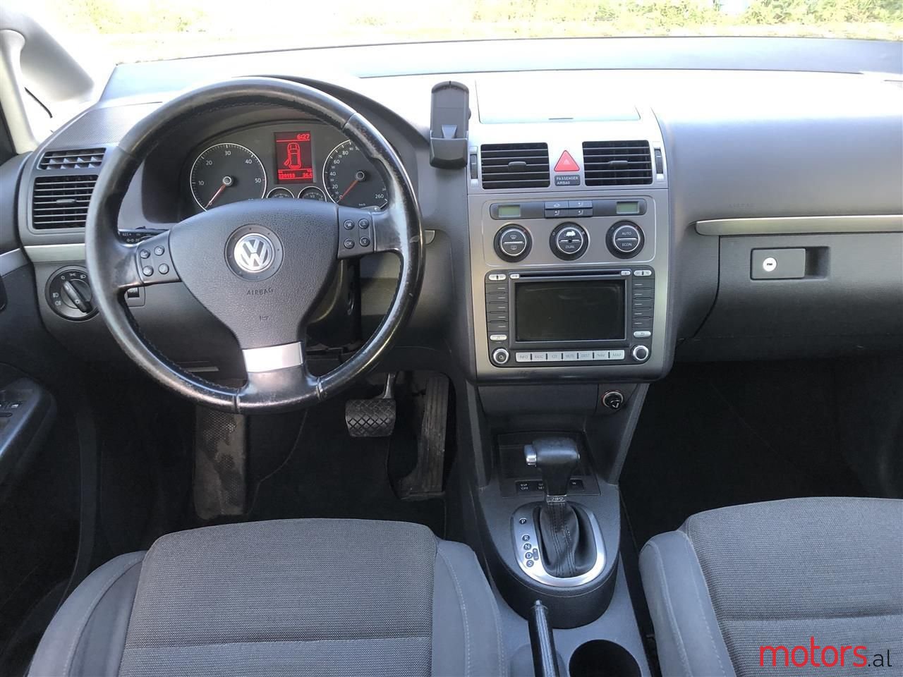 2007' Volkswagen Touran photo #5
