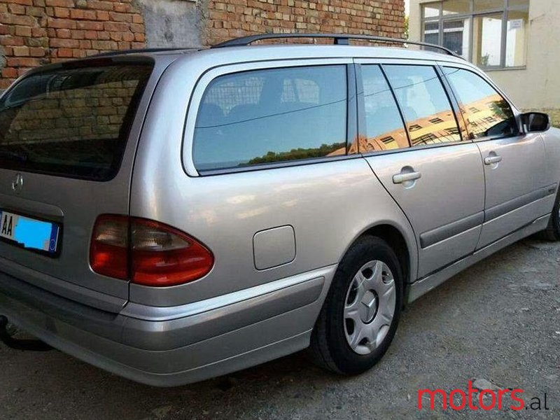 2000' Mercedes-Benz E 220 photo #2