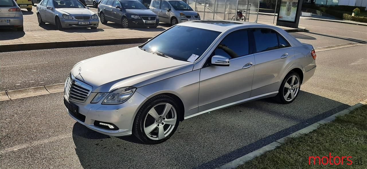 2011' Mercedes-Benz E 300 photo #1