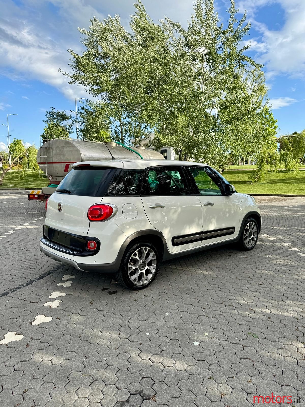 2015' Fiat 500L photo #2