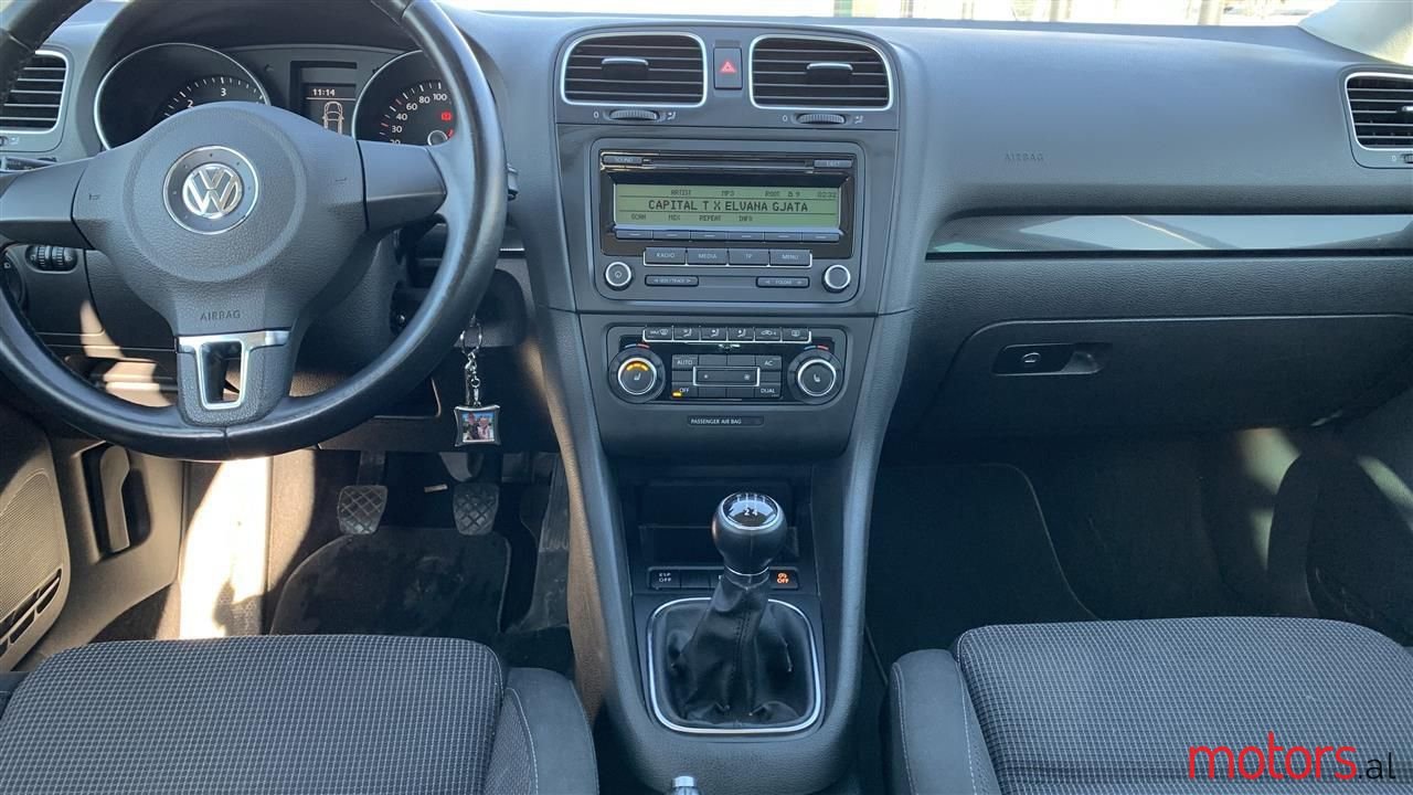 2009' Volkswagen Golf photo #3