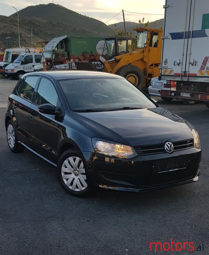 2011' Volkswagen Polo photo #1