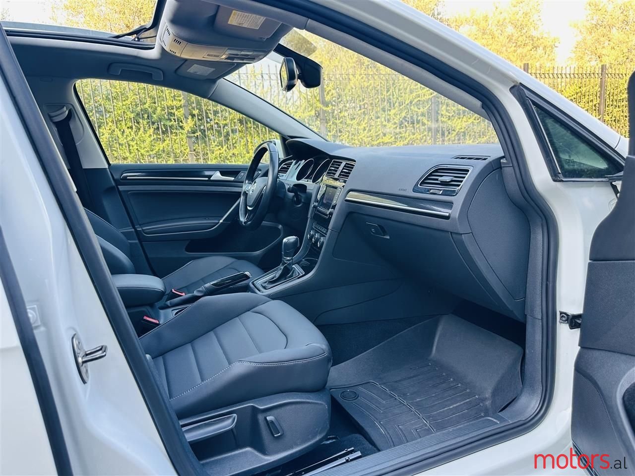 2015' Volkswagen Golf photo #4