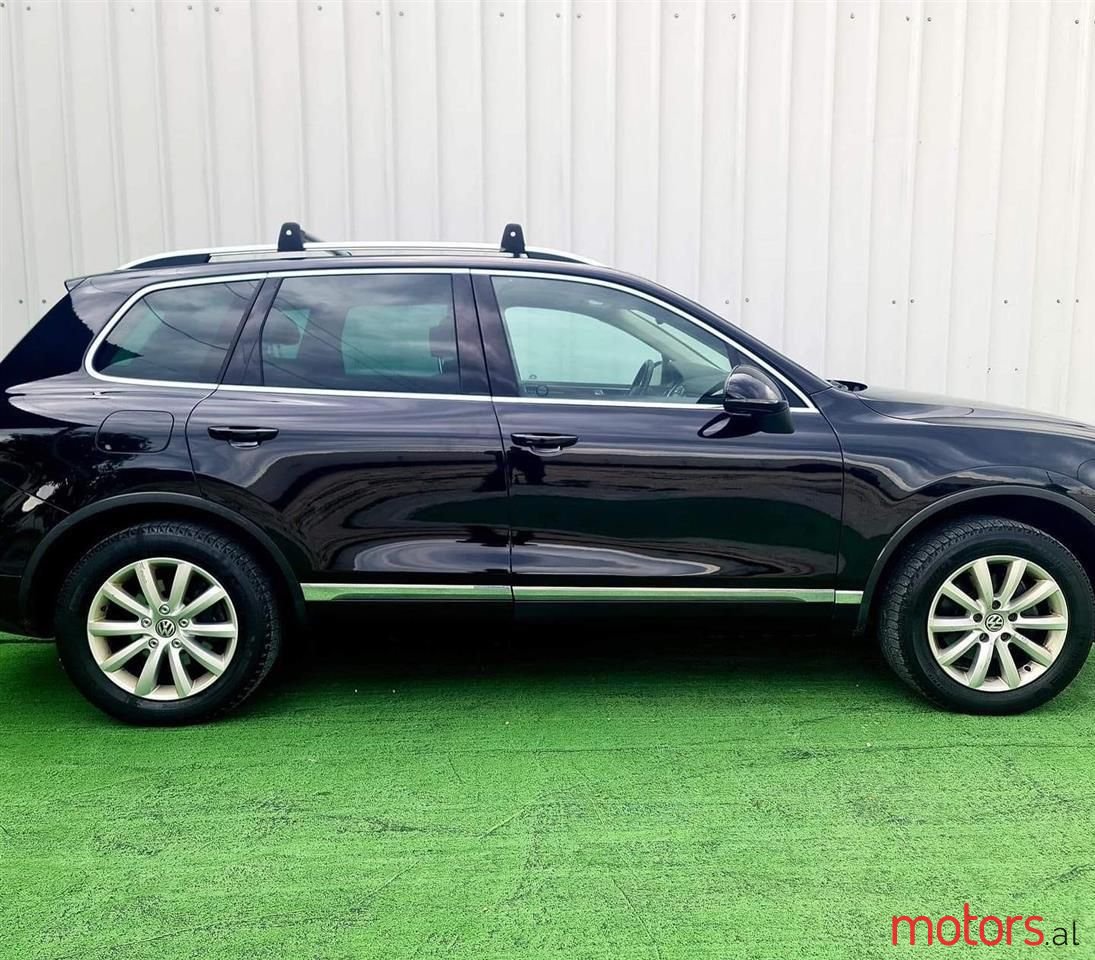 2011' Volkswagen Touareg photo #2