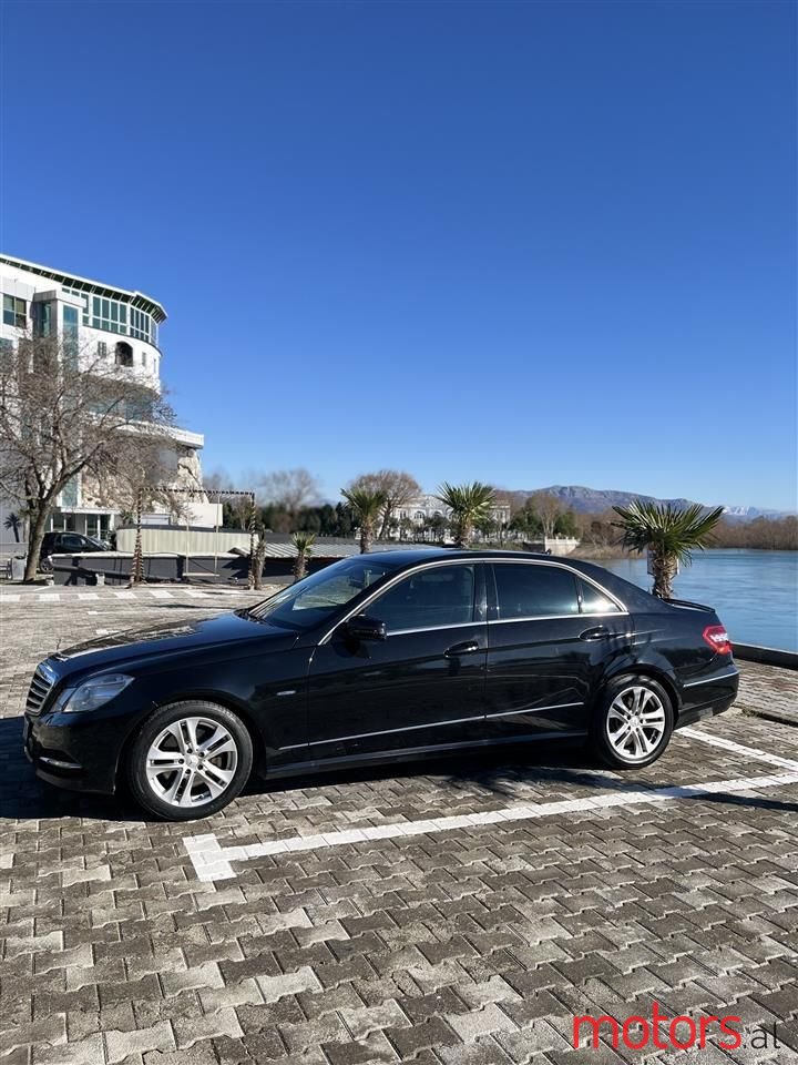 2011' Mercedes-Benz E 300 photo #2