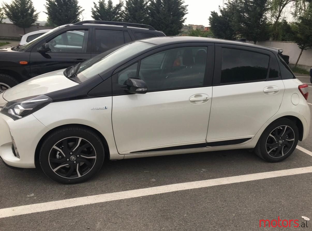 2017' Toyota Yaris photo #2