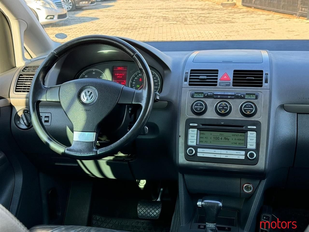 2007' Volkswagen Touran photo #5