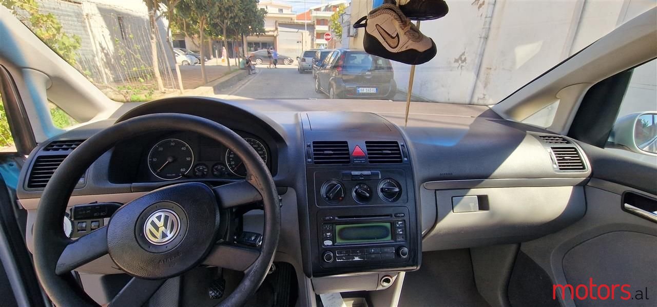 2004' Volkswagen Touran photo #2
