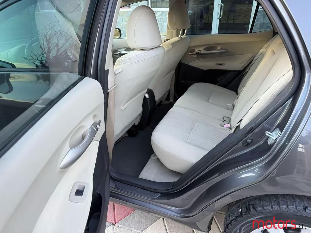 2007' Toyota Auris photo #2