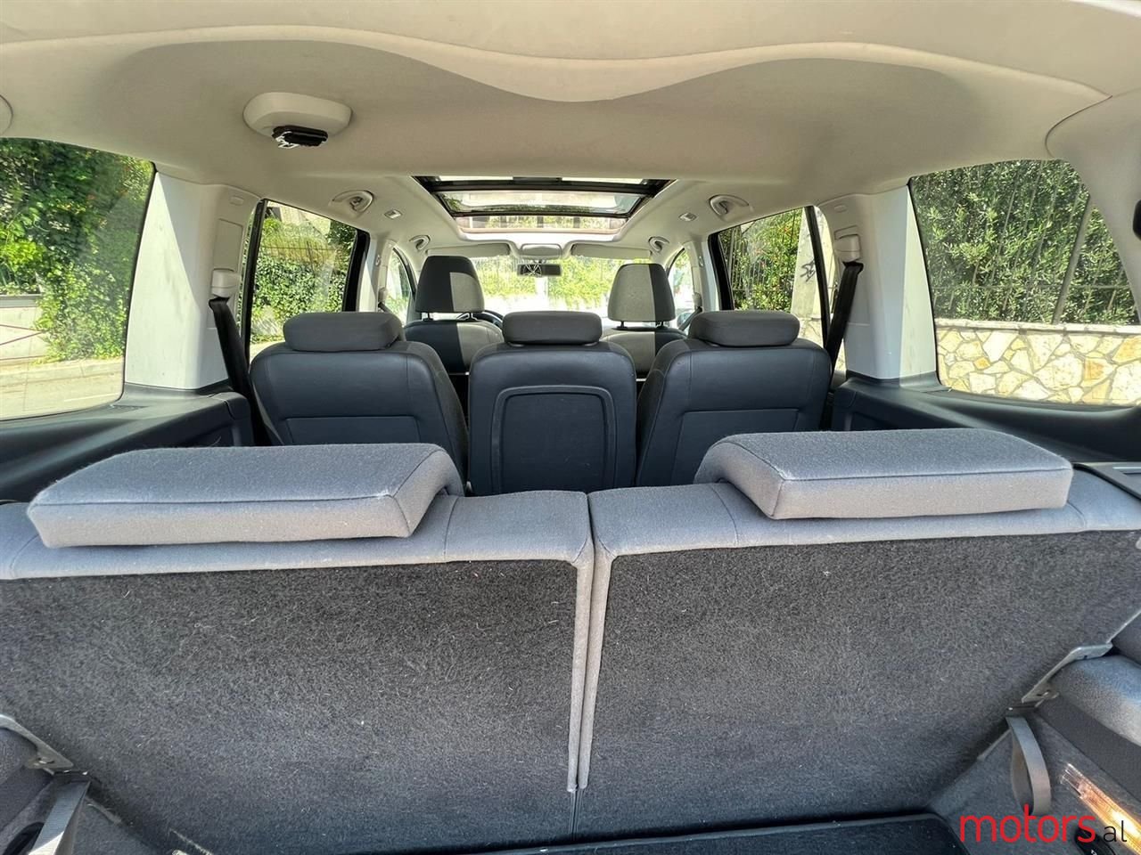 2011' Volkswagen Touran photo #5